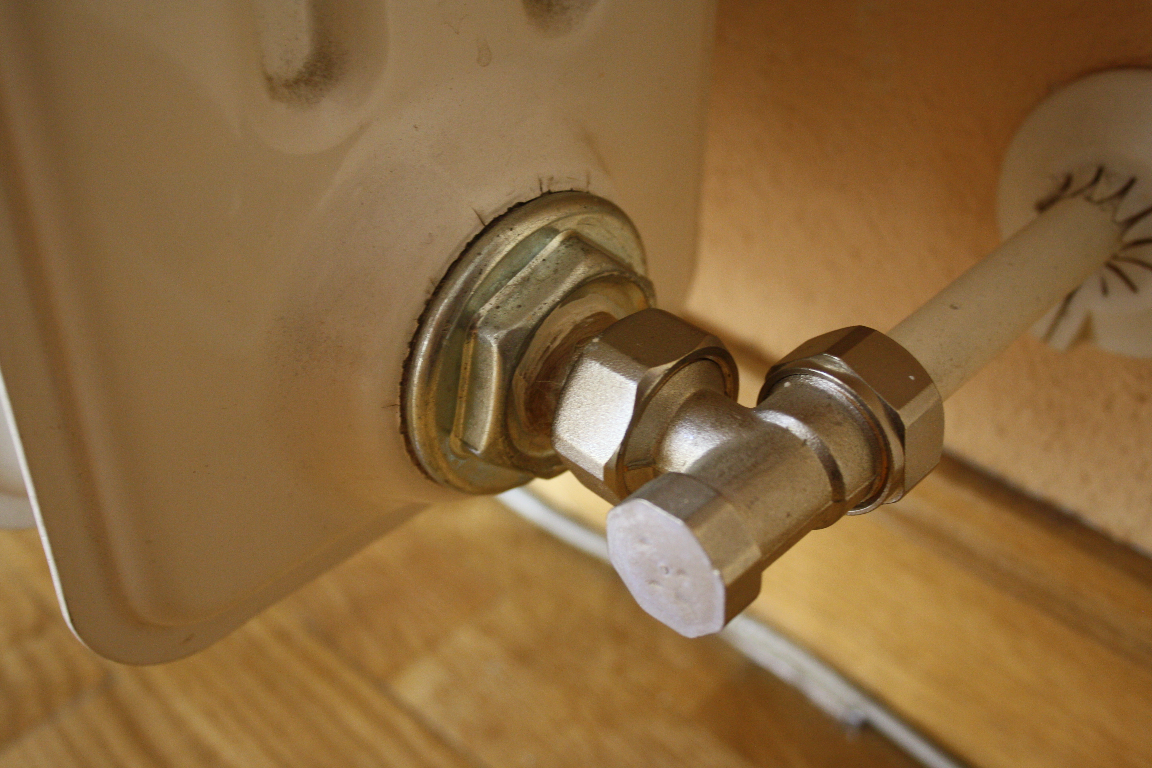 Cambiar llave radiador por fuga de agua. Sustituir llave de paso radiador